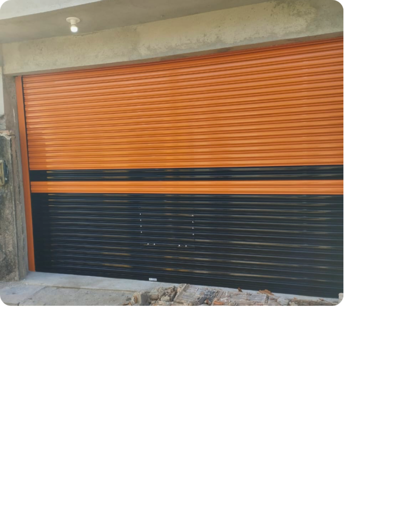 Porta de enrolar laranja e preta em projeto comercial