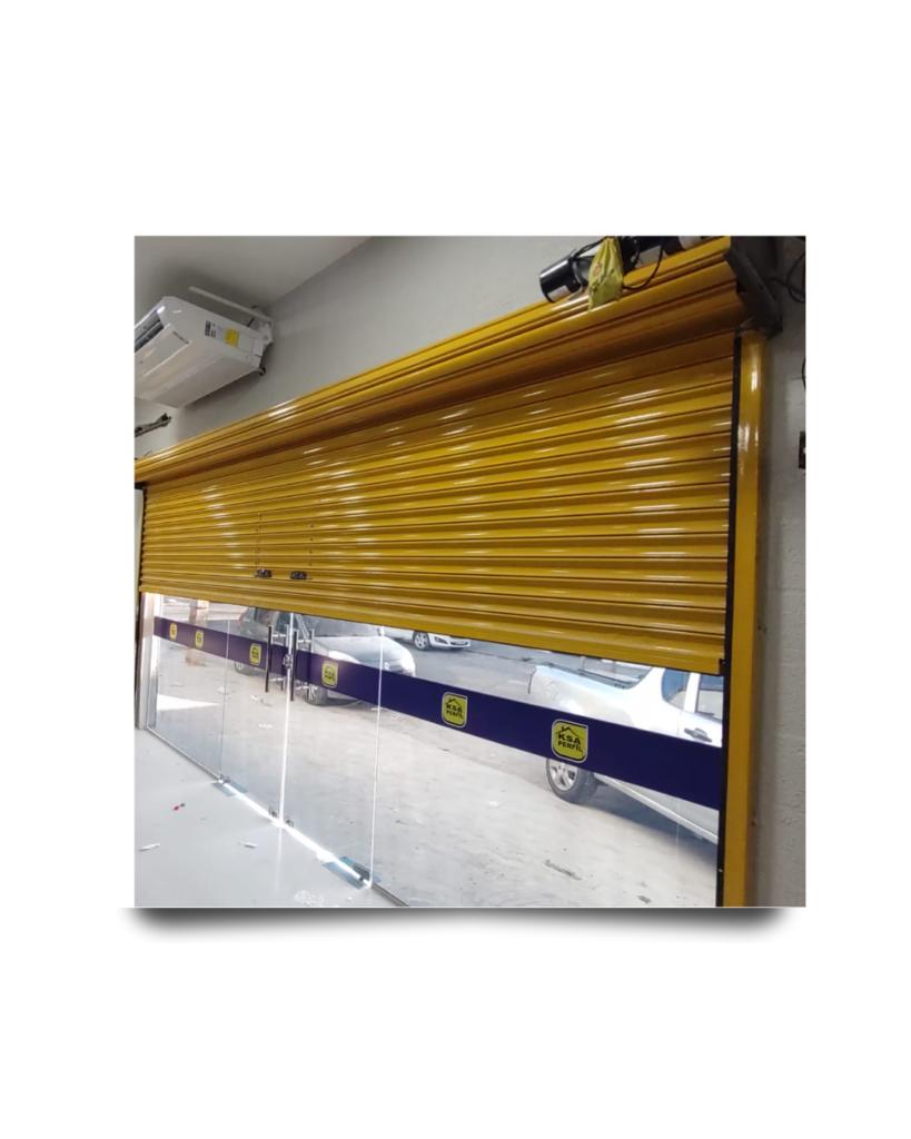 Porta de enrolar dourada instalada em loja