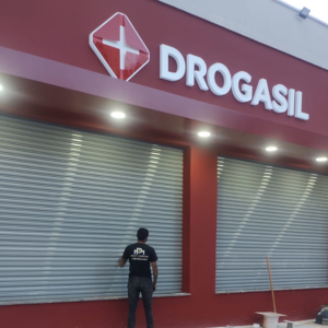 Instalação de porta de enrolar automática