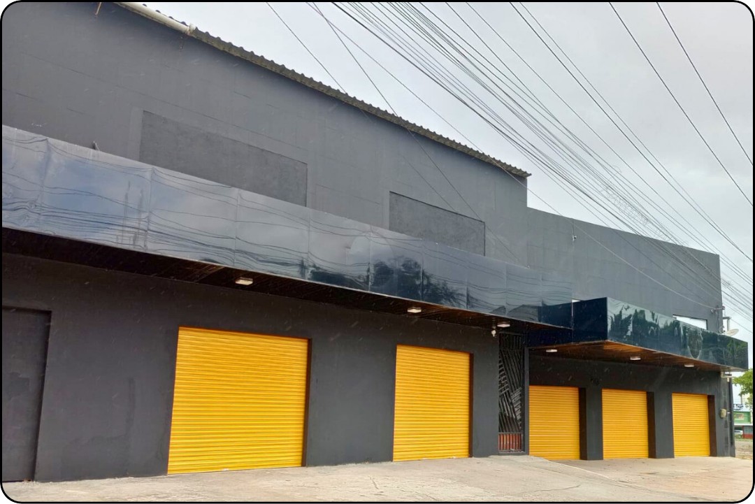 Fachada comercial com portas de enrolar amarelas