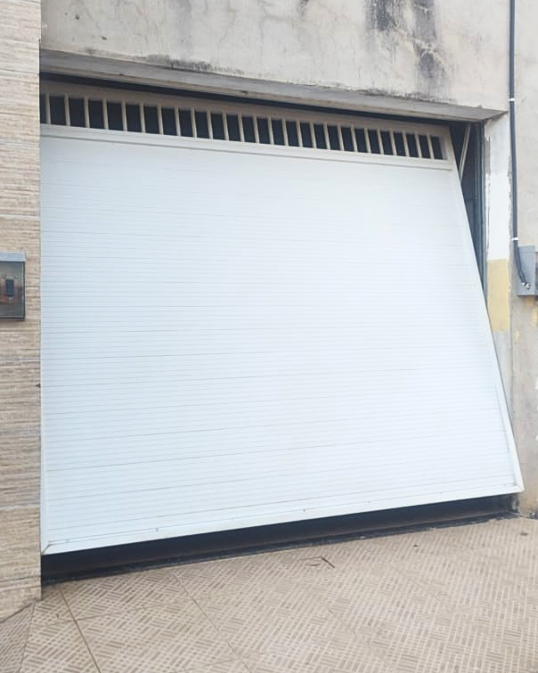 Residências e garagens com porta de enrolar automática